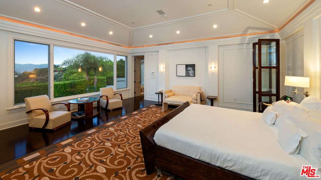 Image 16 of property listing at 14035 Aubrey Rd, Beverly Hills, CA 90210