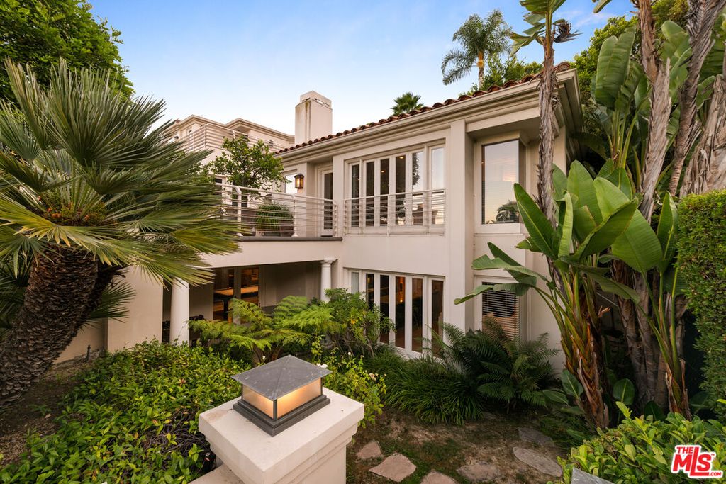 Image 17 of property listing at 14035 Aubrey Rd, Beverly Hills, CA 90210