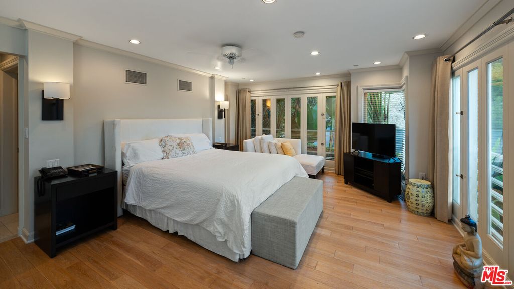 Image 19 of property listing at 14035 Aubrey Rd, Beverly Hills, CA 90210