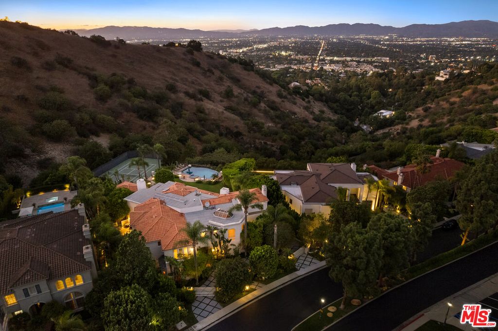 Image 20 of property listing at 14035 Aubrey Rd, Beverly Hills, CA 90210