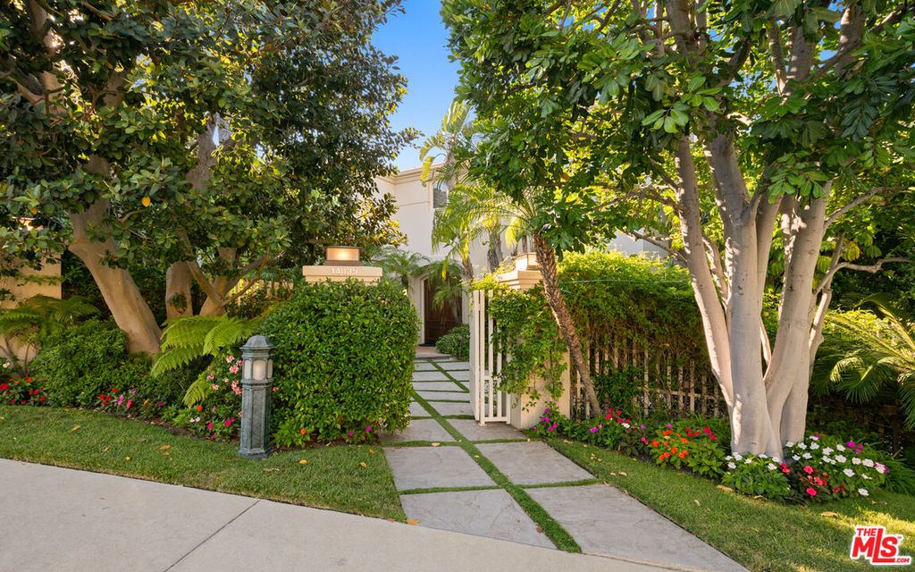 Image 22 of property listing at 14035 Aubrey Rd, Beverly Hills, CA 90210