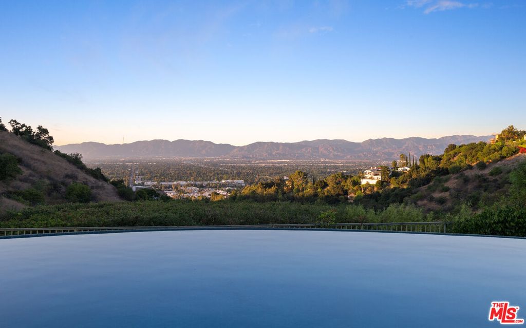 Image 24 of property listing at 14035 Aubrey Rd, Beverly Hills, CA 90210