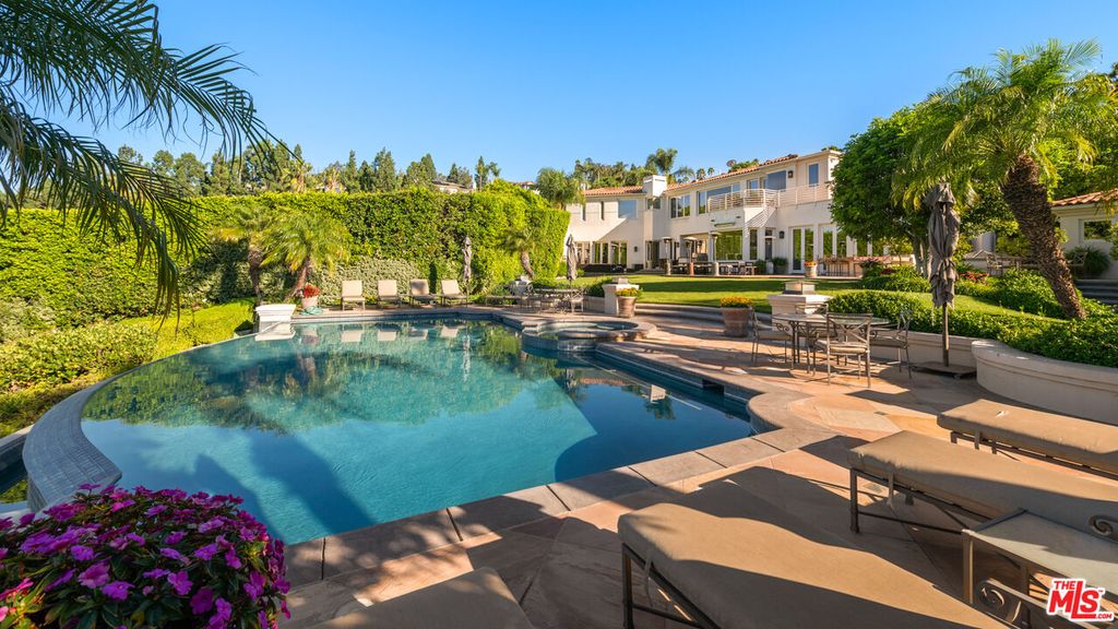 Image 3 of property listing at 14035 Aubrey Rd, Beverly Hills, CA 90210