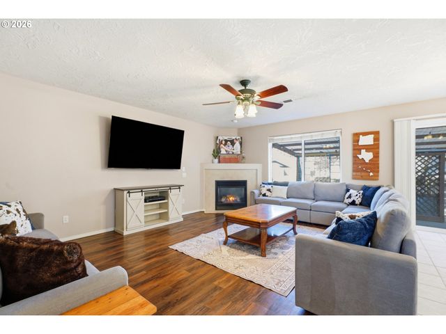 849 MEADOWLAWN Pl, Molalla, OR 97038