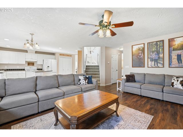 849 MEADOWLAWN Pl, Molalla, OR 97038