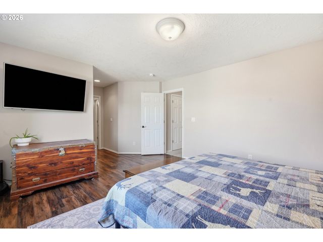 849 MEADOWLAWN Pl, Molalla, OR 97038