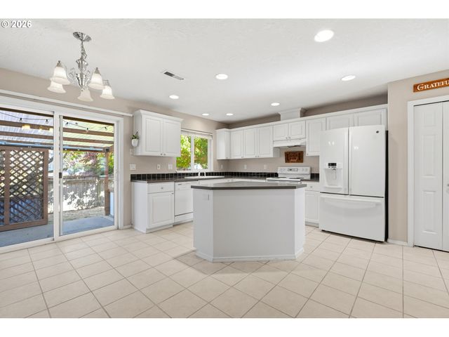849 MEADOWLAWN Pl, Molalla, OR 97038