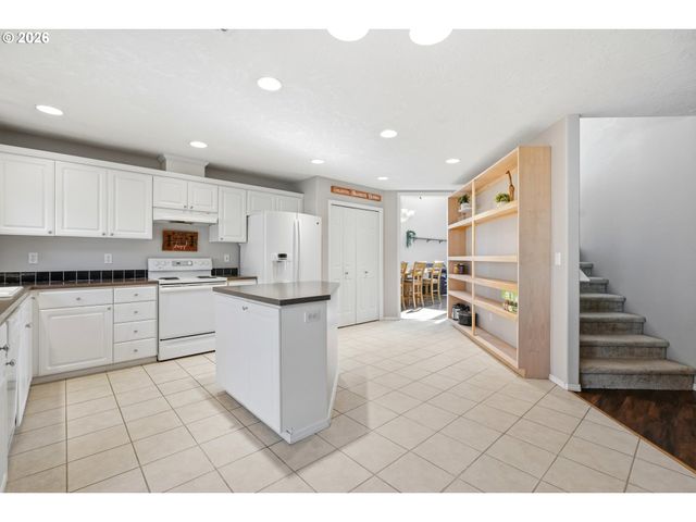 849 MEADOWLAWN Pl, Molalla, OR 97038