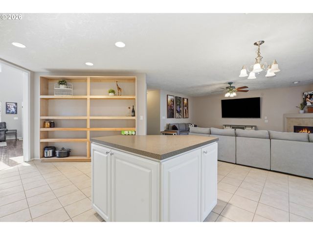 849 MEADOWLAWN Pl, Molalla, OR 97038