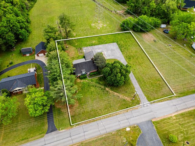 674 Lakeside Dr, Springfield, TN 37172