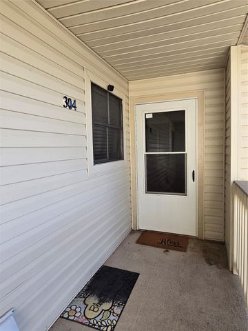 7600 Emmett F Lowry Expressway 304, Texas City, TX 77591