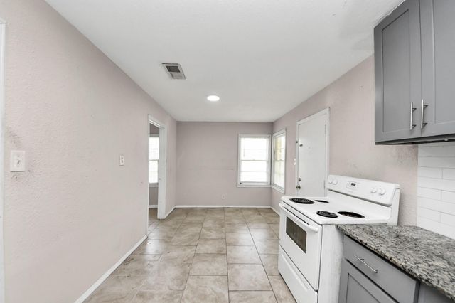 6204 Highway 6, Hitchcock, TX 77563