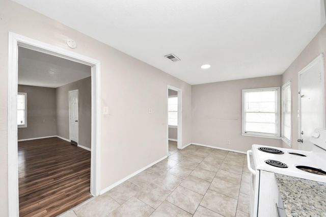 6204 Highway 6, Hitchcock, TX 77563