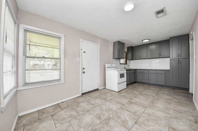 6204 Highway 6, Hitchcock, TX 77563