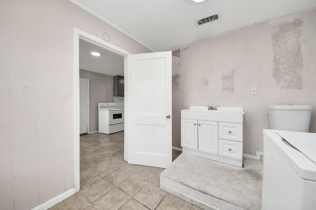 6204 Highway 6, Hitchcock, TX 77563