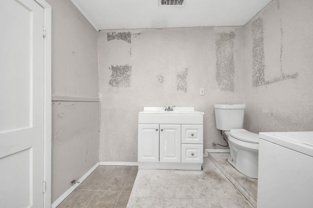 6204 Highway 6, Hitchcock, TX 77563