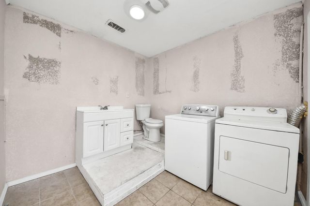 6204 Highway 6, Hitchcock, TX 77563