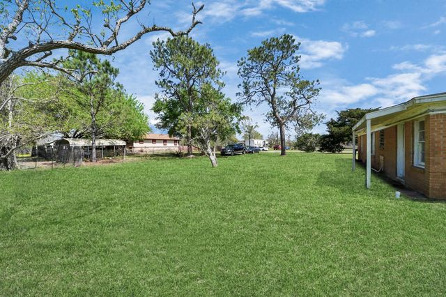 6204 Highway 6, Hitchcock, TX 77563