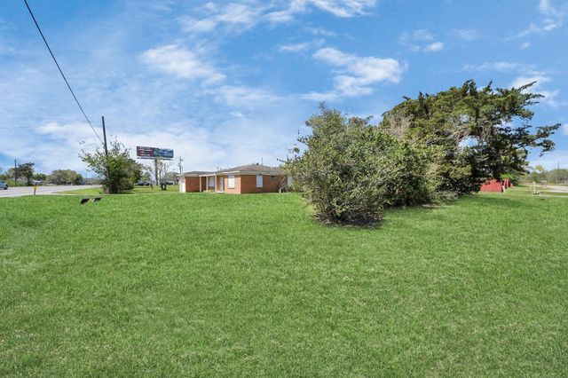 6204 Highway 6, Hitchcock, TX 77563