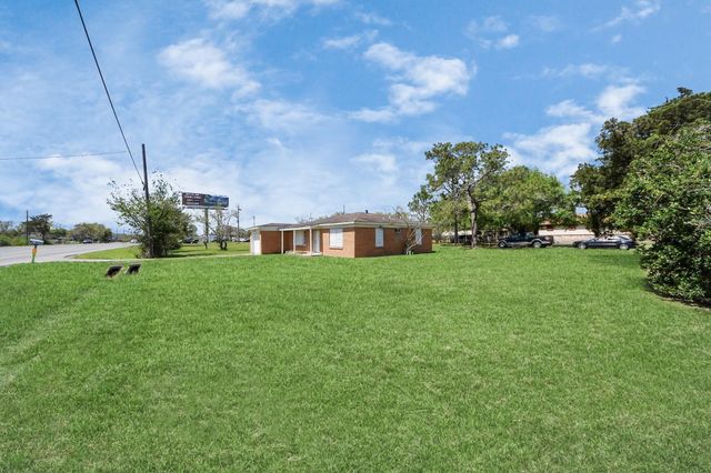 6204 Highway 6, Hitchcock, TX 77563