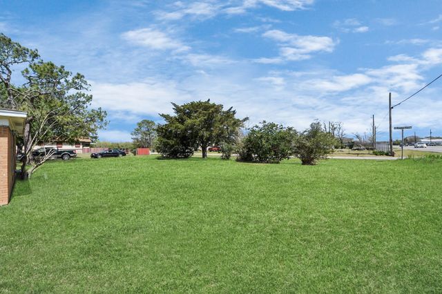 6204 Highway 6, Hitchcock, TX 77563