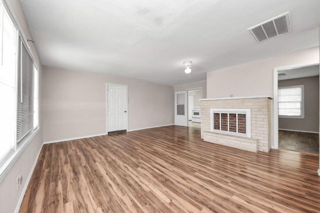 6204 Highway 6, Hitchcock, TX 77563