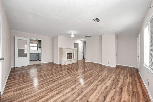 6204 Highway 6, Hitchcock, TX 77563