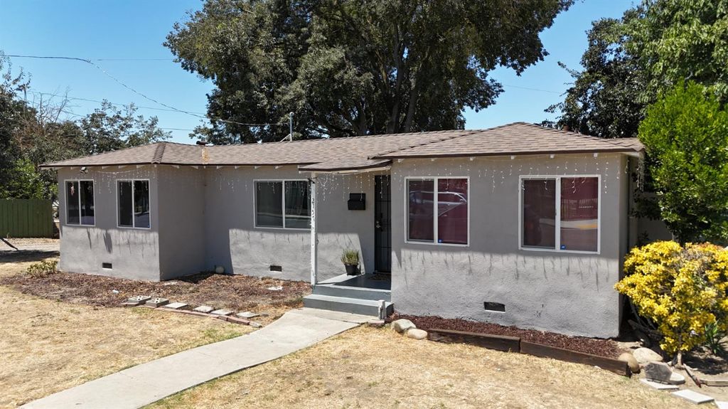 Image 1 of property listing at 2157 Locust St, Selma, CA 93662