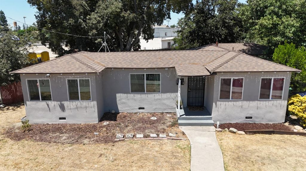 Image 2 of property listing at 2157 Locust St, Selma, CA 93662