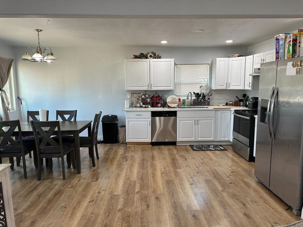 Image 4 of property listing at 2157 Locust St, Selma, CA 93662