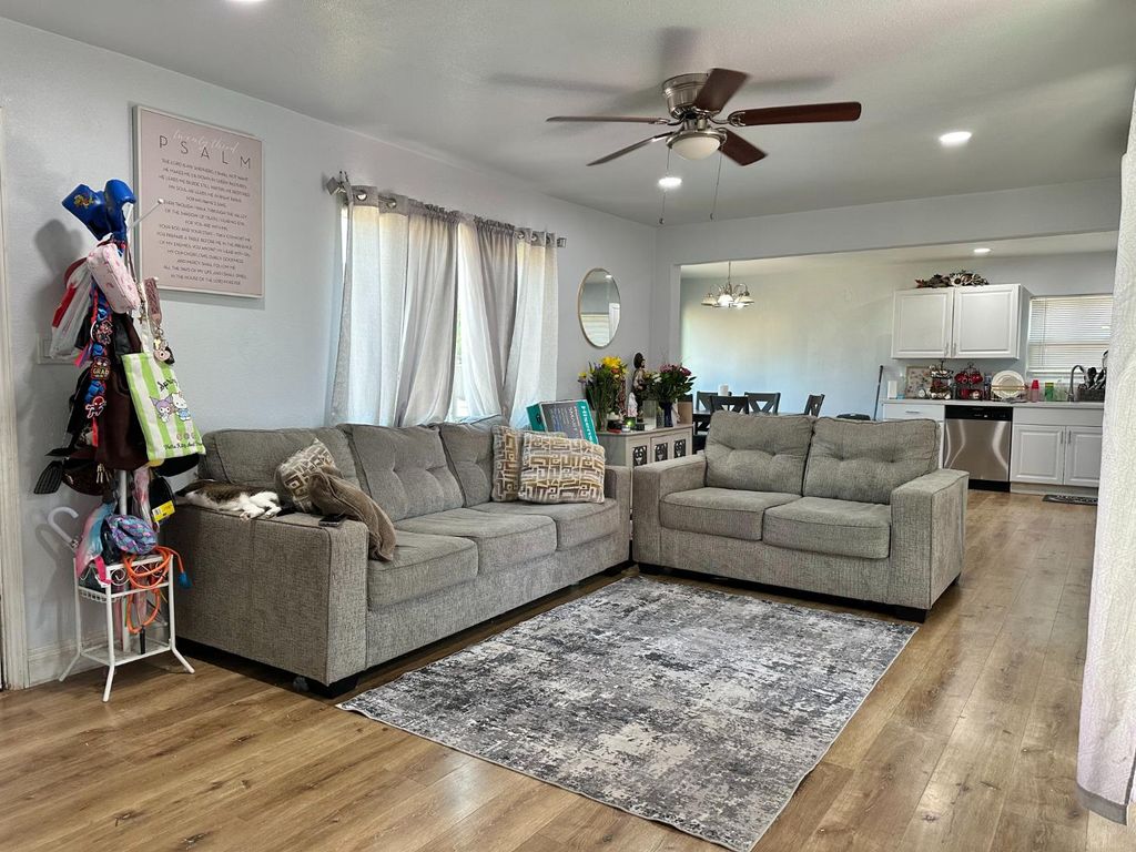 Image 5 of property listing at 2157 Locust St, Selma, CA 93662