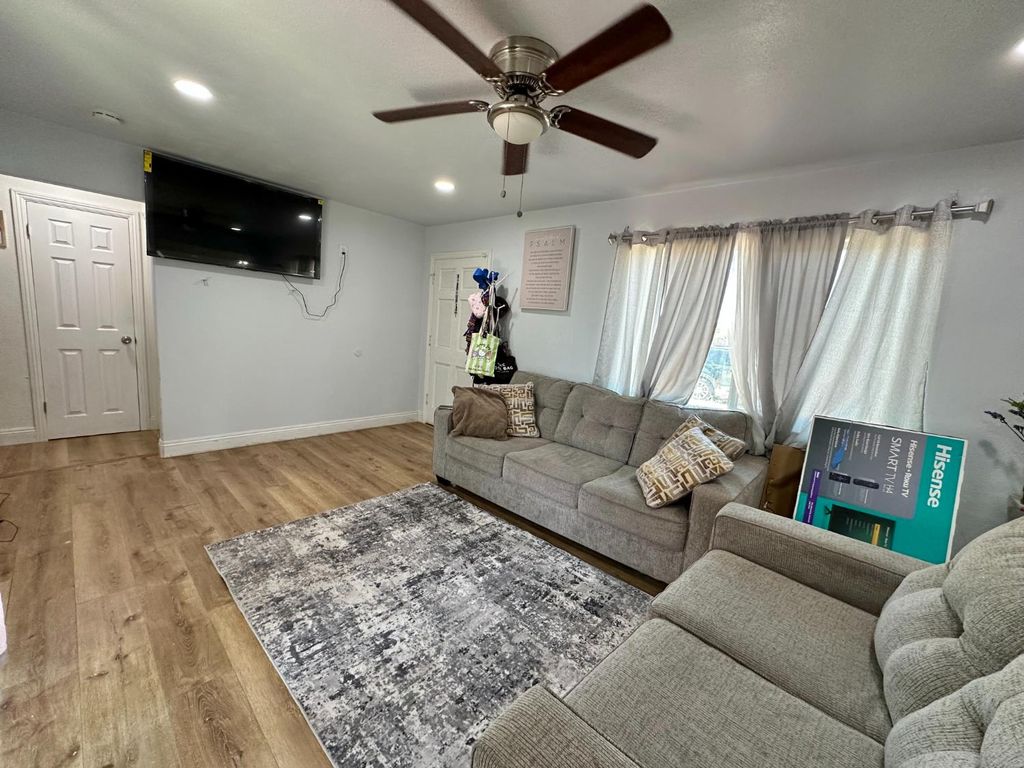 Image 6 of property listing at 2157 Locust St, Selma, CA 93662