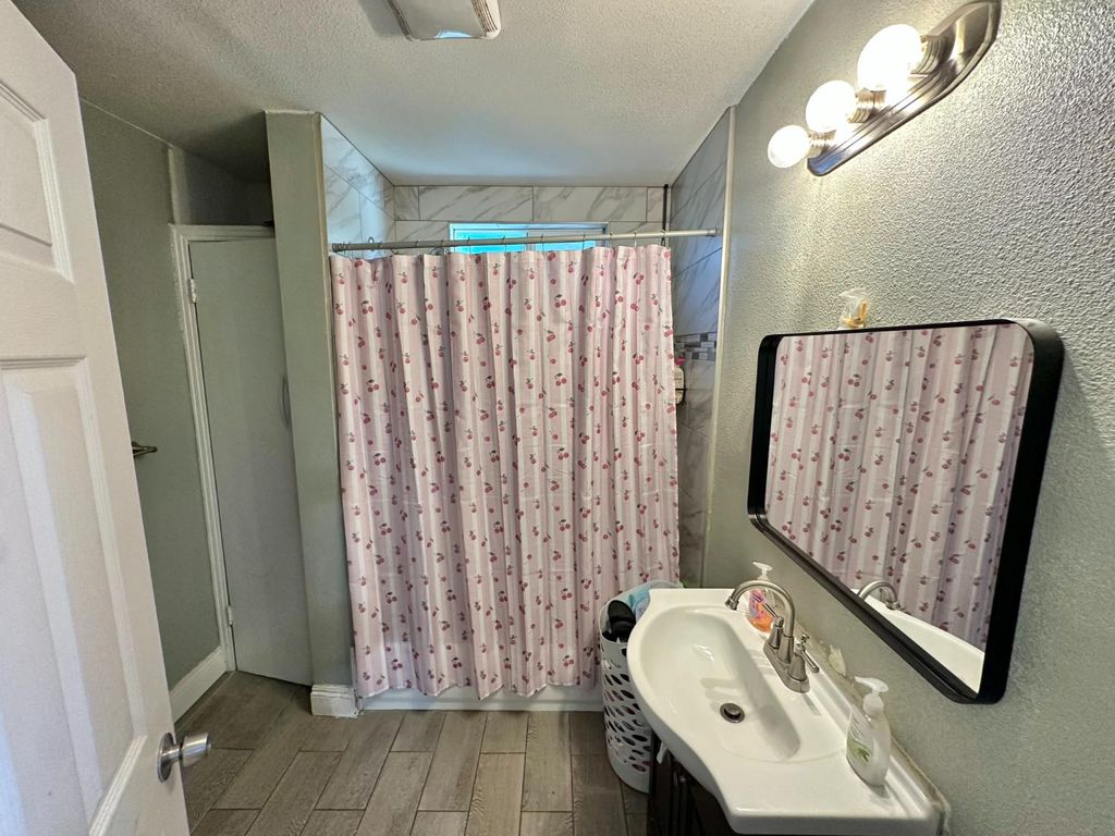 Image 7 of property listing at 2157 Locust St, Selma, CA 93662