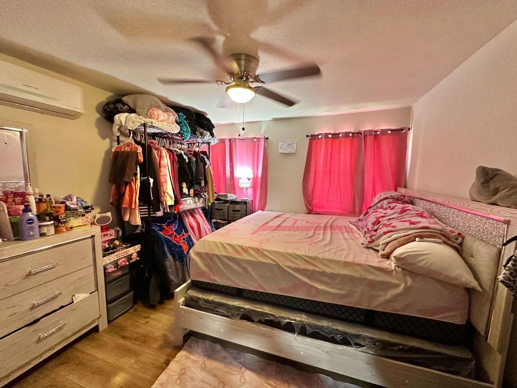 Image 8 of property listing at 2157 Locust St, Selma, CA 93662