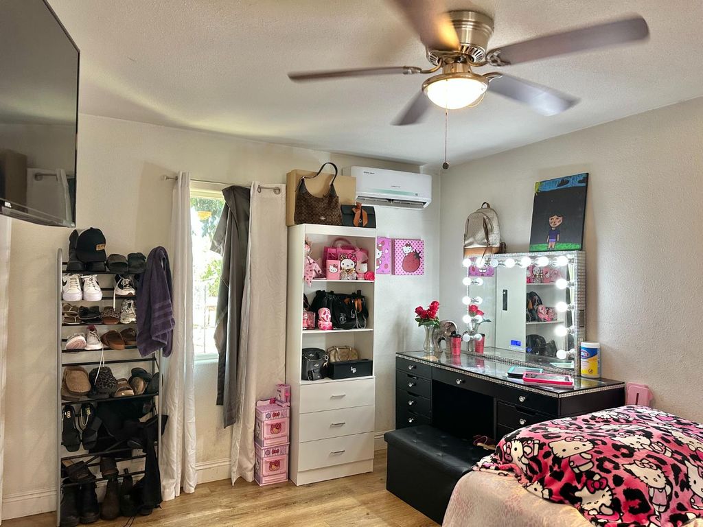 Image 9 of property listing at 2157 Locust St, Selma, CA 93662