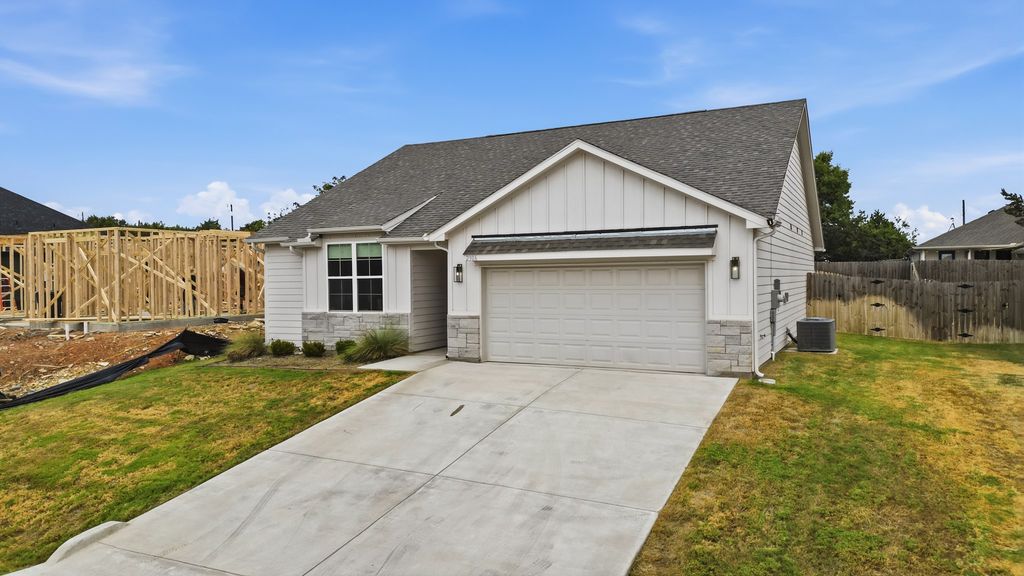 2306 Pedernales Court, Granbury, TX 76048 — photo 2