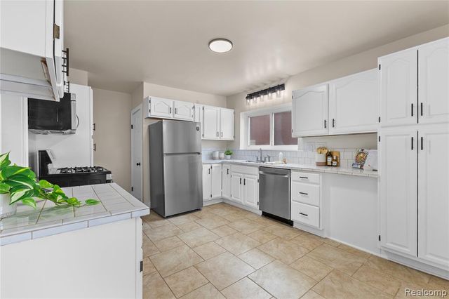 24857 Landau, Center Line, MI 48015