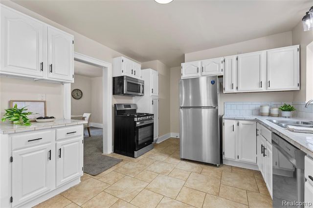 24857 Landau, Center Line, MI 48015