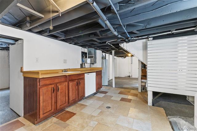 24857 Landau, Center Line, MI 48015