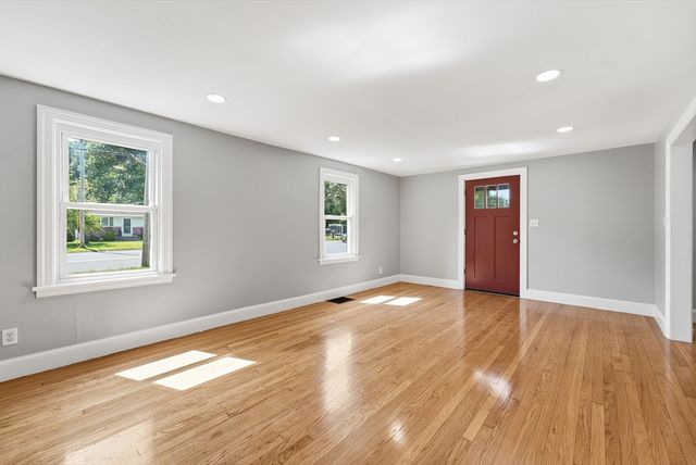 4 Hale St, West Springfield, MA 01108