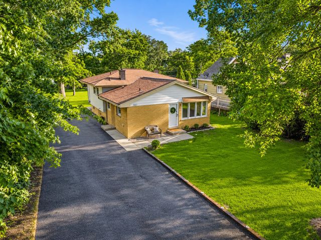 849 E Red Oak Street, Addison, IL 60101