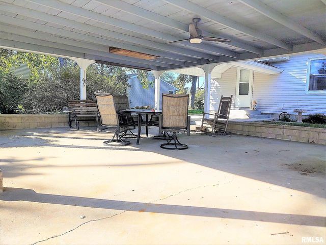 901 LOCUST Street, Vienna, IL 62995