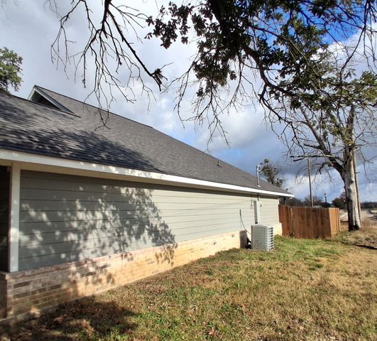 207 E Mccoulskey Street, Terrell, TX 75160