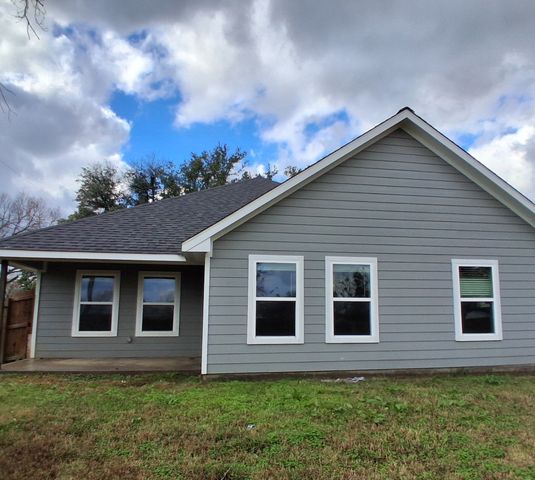 207 E Mccoulskey Street, Terrell, TX 75160