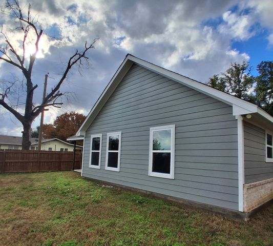 207 E Mccoulskey Street, Terrell, TX 75160