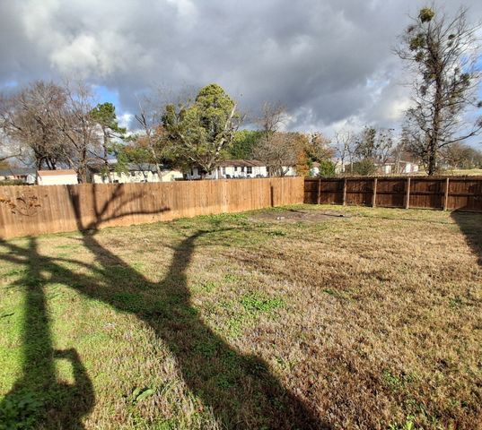 207 E Mccoulskey Street, Terrell, TX 75160