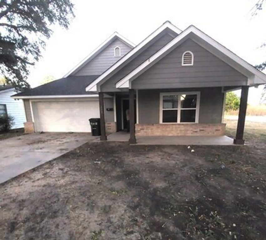 207 E Mccoulskey Street, Terrell, TX 75160