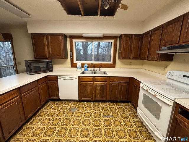 26 Village Circle, Naugatuck, CT 06770