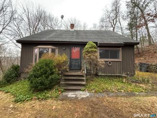 26 Village Circle, Naugatuck, CT 06770