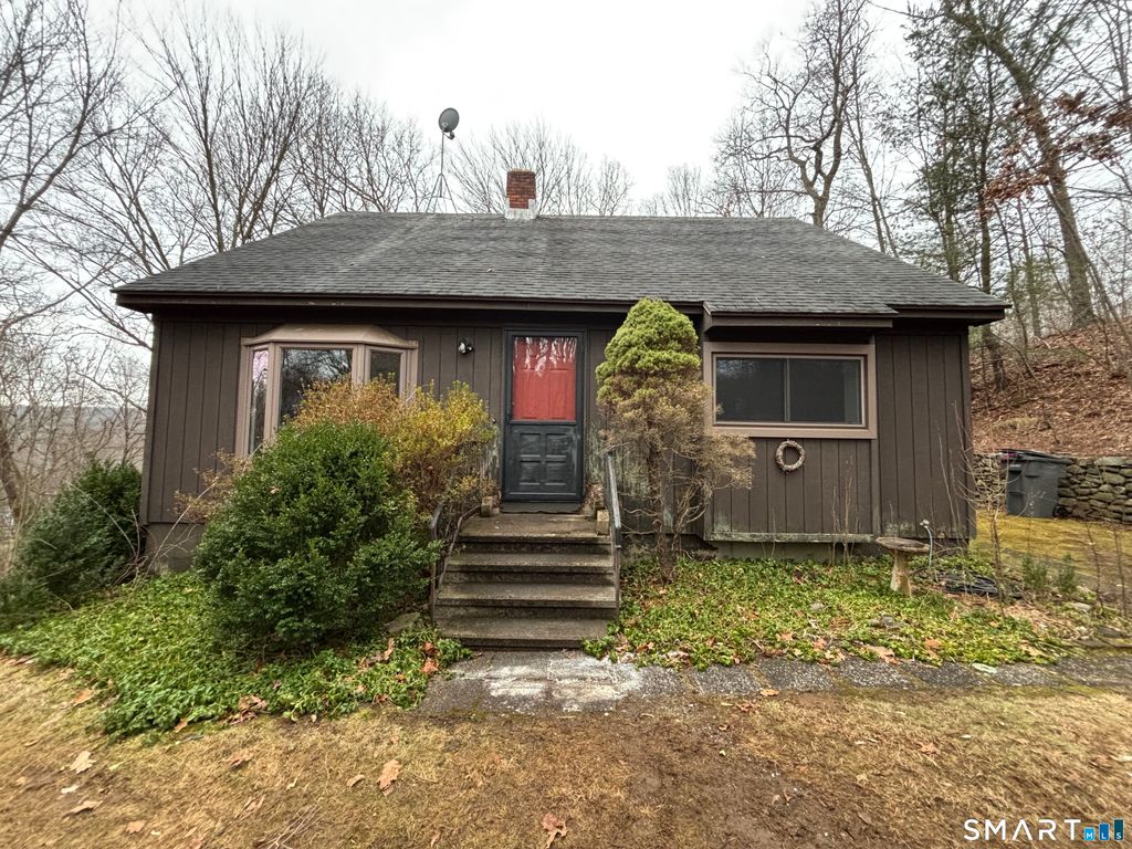 26 Village Circle, Naugatuck, CT 06770